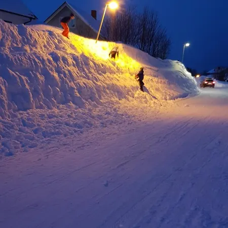 Apartamento Warm And Cozy In Tromso, Free Parking And Near Both Airport, Nature And Busses *
