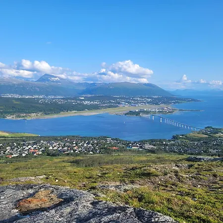 Warm And Cozy In Tromso, Free Parking And Near Both Airport, Nature And Busses Τρόμσο