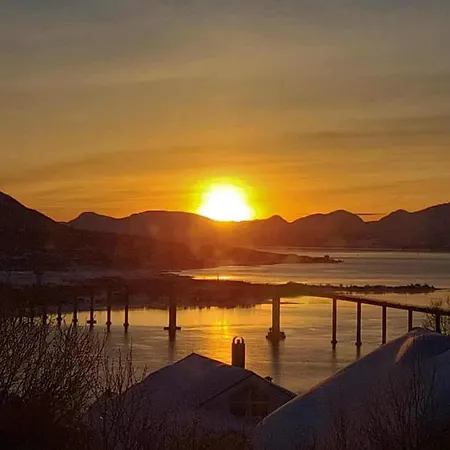 Warm And Cozy In Tromso, Free Parking And Near Both Airport, Nature And Busses